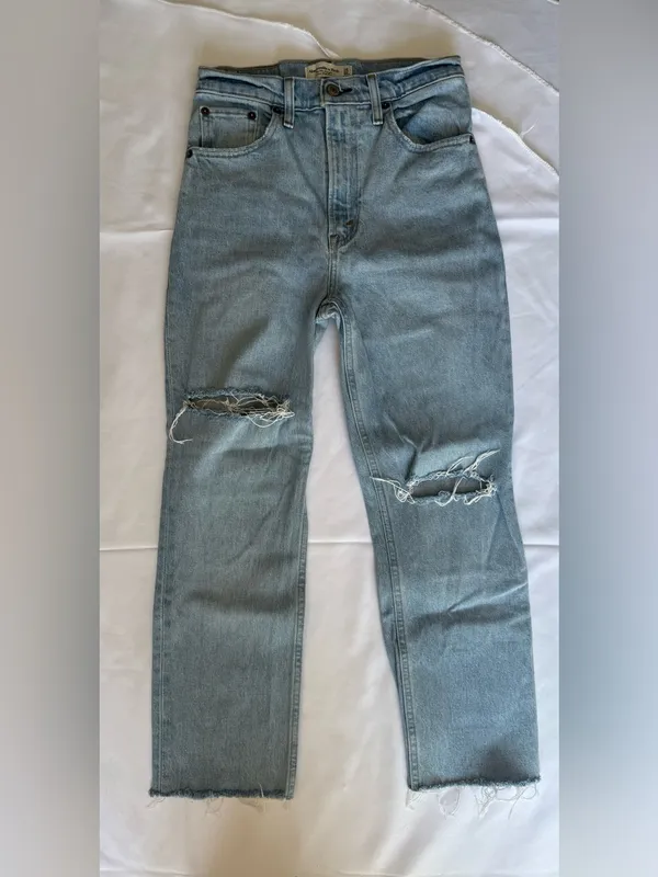 Abercrombie & Fitch 90s Straight Ultra High Rise Light Wash Jeans Size 25 / OX S - Image 2