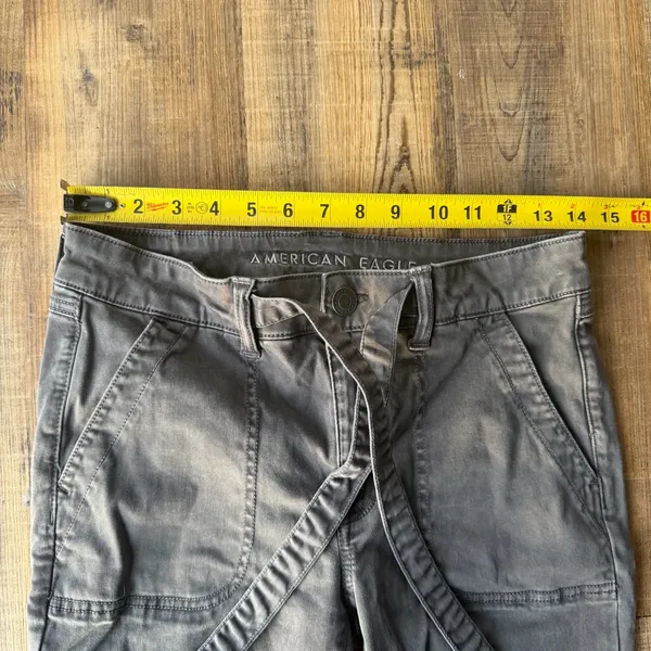 American Eagle Women’s Grey Low-Rise Cargo Jeggings Stretch Sz 8 Short - Image 3
