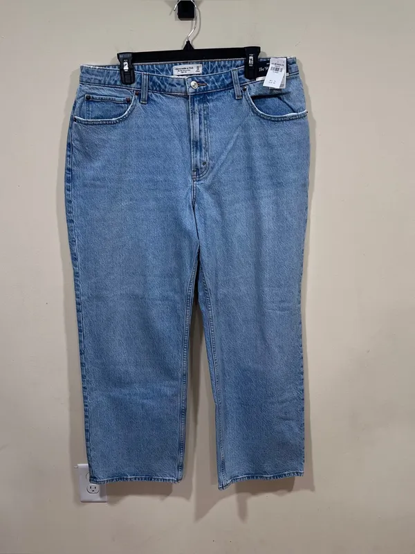 NWT Abercrombie & Fitch The '90s Relaxed Jeans in a high-rise style size16 short - Image 2