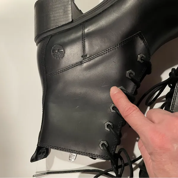 Cute clean lace up Timberland black leather boots 2” block heel classic street - Image 10