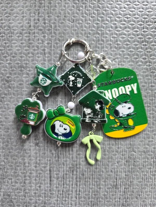 𝙎𝙤𝙡𝙙! 𝘿𝙤 𝙣𝙤𝙩 𝙗𝙪𝙮 𝙥𝙡𝙚𝙖𝙨𝙚!  Snoopy Starbucks Bag Charm Keychain - Image 4