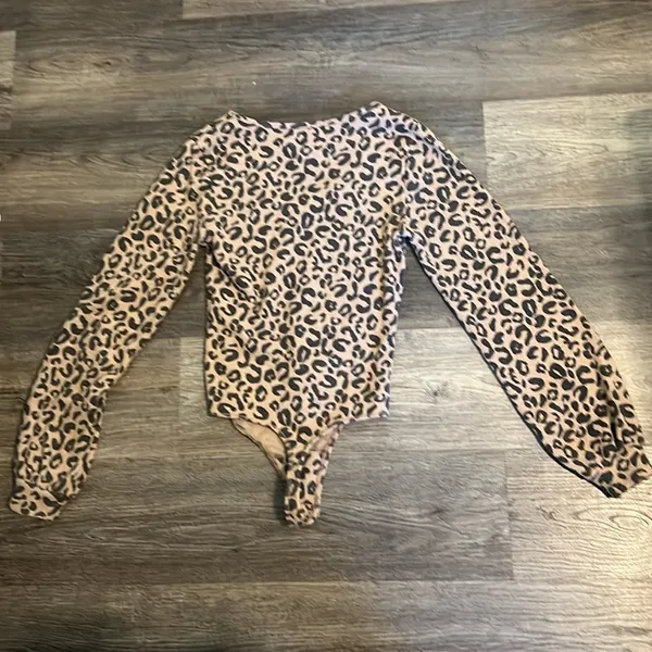 Abercrombie & Fitch Soft A & F Cozy Leopard Print Long Sleeved Bodysuit Small - Image 4