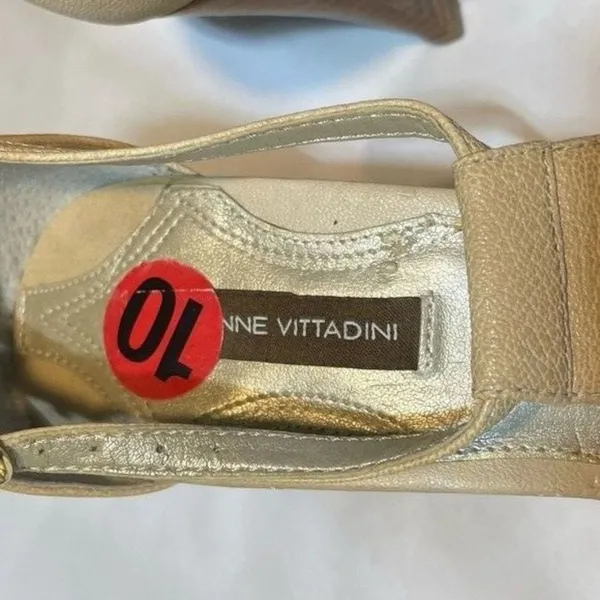 Adrienne Vittadini Beige Leather T Strap Heels Size 10 Open Toe Sandals Flawed - Image 5
