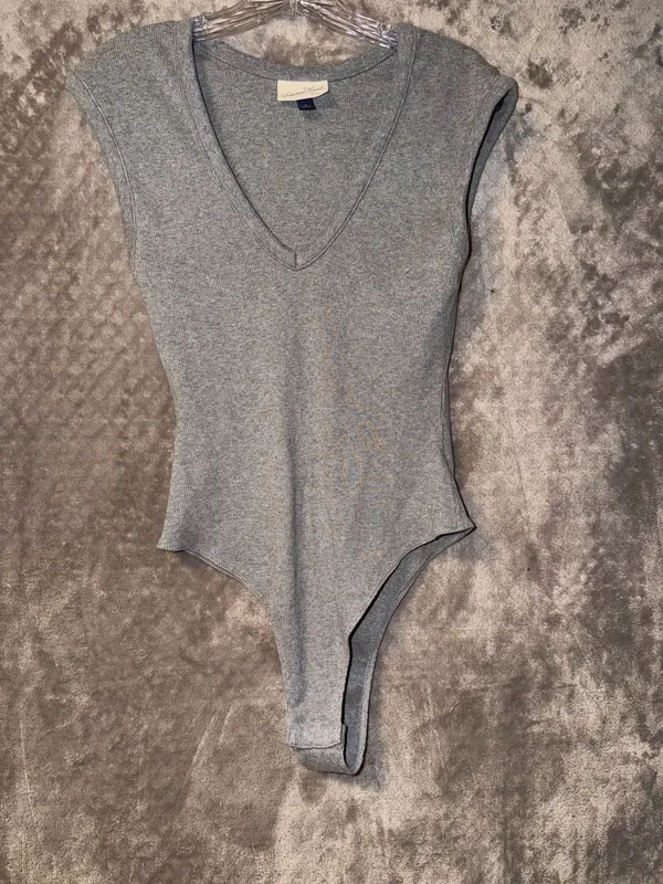 Universal Thread Bodysuit Size S Gray Ribbed V-Neck Cap Sleeve - Image 4