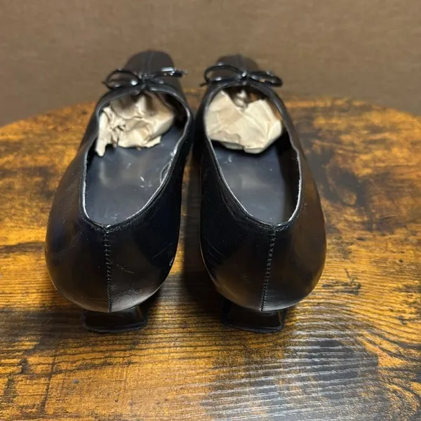Stuart Weitzman Pointed Toe Low Heel Pumps Black Leather with Bow Accent size 8‎ - Image 3