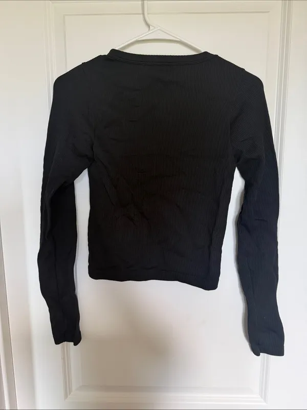 Old Navy Black Long-Sleeve Scoop Neck Crop Top - Image 2
