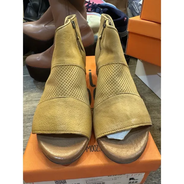 Miz Mooz‎ Clermont leather peep-toe booties in a wheat Size 38 US 7.5 Wide - Image 4