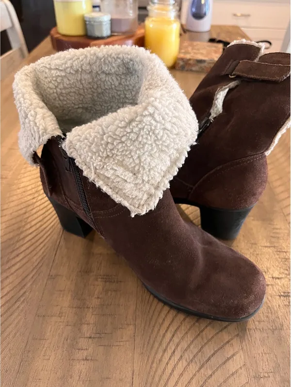 Clarks Enfield Sari Women’s Size 9.5 Brown Suede Shearling Trim Ankle Boots - Image 2