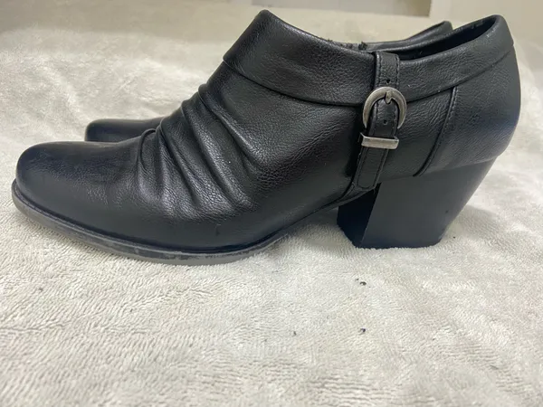 Baretraps Women’s Black Faux Leather Buckle Ankle Boots Block Heel 10M - Image 2