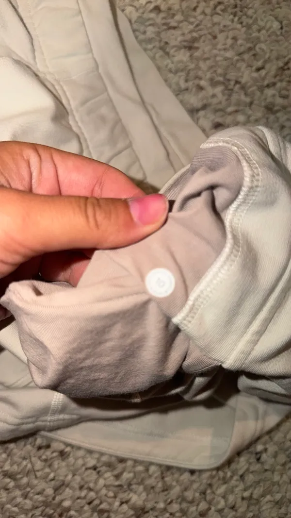 Lululemon Shorts Inner Glow 3" - Image 2