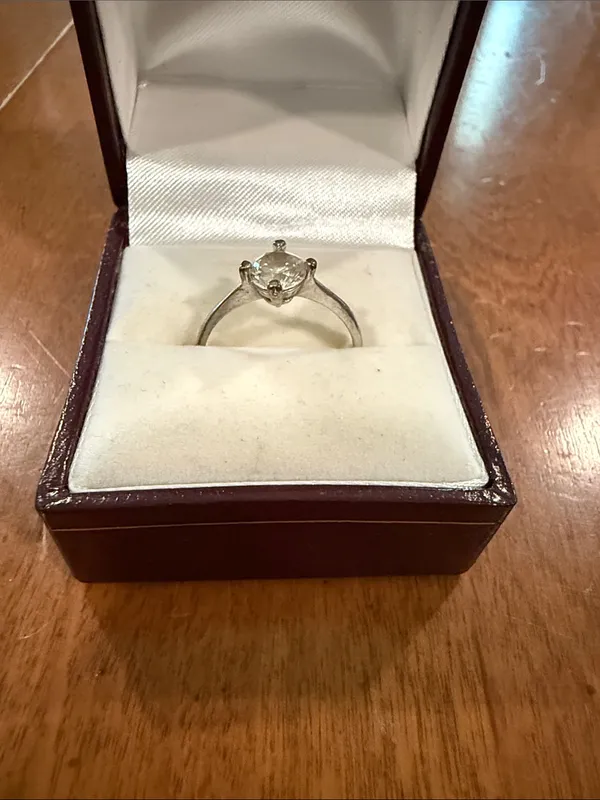 Vintage Classic Solitaire White Cubic Zirconia Silver-Tone Ring Size 8 - Image 4