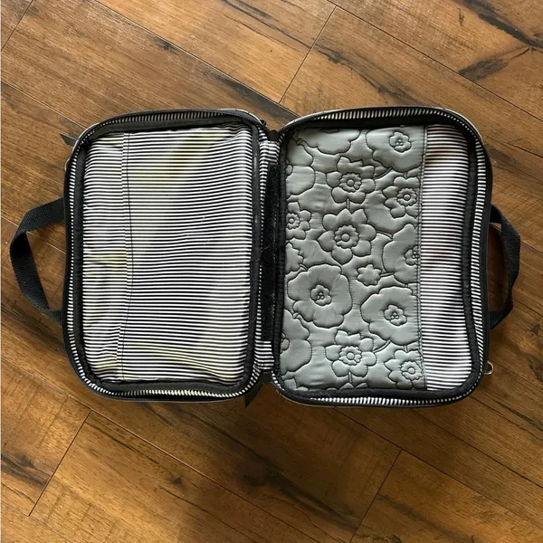 Thirty-One Quilted Floral Makeup/Toiletry Bag - Image 4