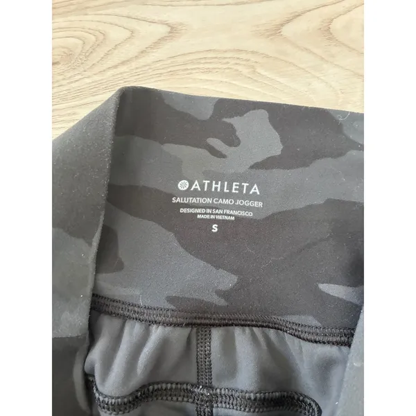 Athleta Salutation Camo Jogger Black Charcoal Grey Camouflage Pants Small - Image 3