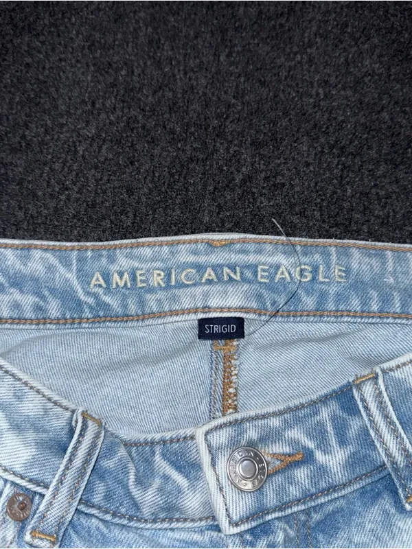 NWOT American Eagle Strigid Mom Jeans High Rise Light Wash Denim Sz 6 (28x29) - Image 6
