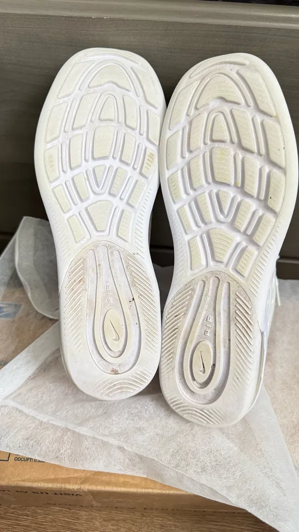 Women's Size 9 Nike Air Max Axis White Running Cross Training Exerc - Image 7