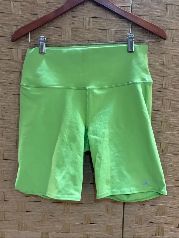 ALO Yoga High-Waist Bike Shorts in Lime Green Size Large EUC - Image 3