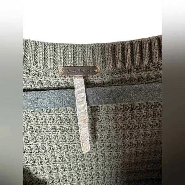 Free People Distressed Waffle Knit‎ Cold Shoulder Sweater Small Olive Green - Image 4