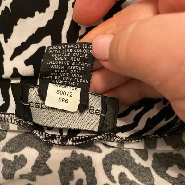 Cable & Gauge Top Zebra Print w/swoop neck Like New Size M - Image 11