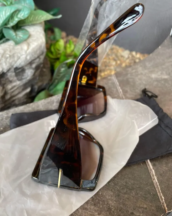 Feisedy Retro Square Tortoiseshell Print Sunglasses - Image 3