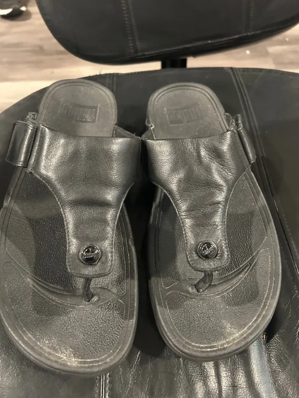 FitFlop women’s  Black Leather Toe-Post Sandals - Image 2