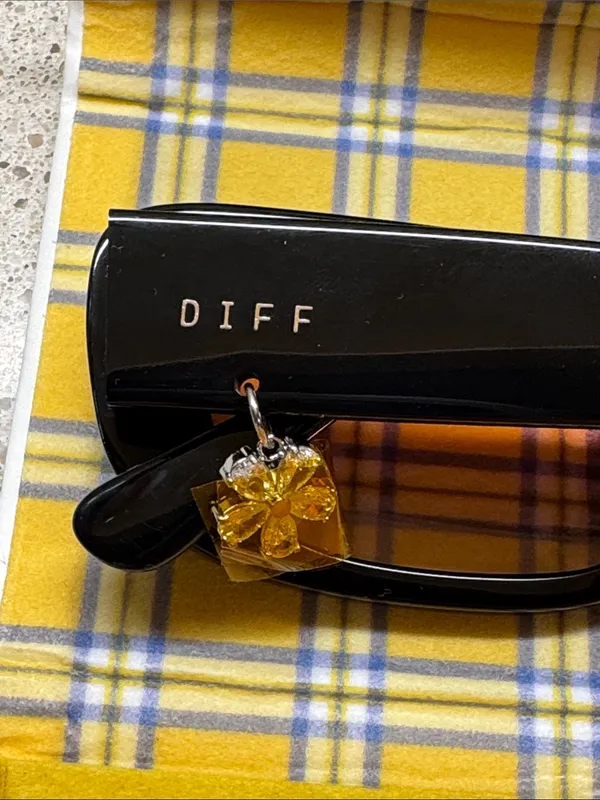DIFF x Clueless Black Frame Sunglasses with Pink Lenses w/ Case and Cleaning Rag - Image 5