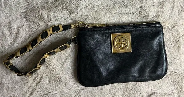 Tory Burch Black and Gold Clutch with Leather Finish and Zipper Closure - Image 7