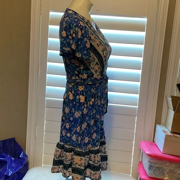 Chic Floral Midi Dress in Blue and Cream - Image 4