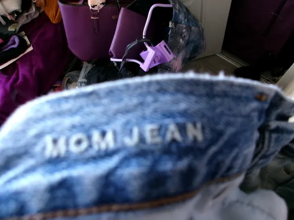 American Eagle Outfitters mom jean ripped distressed denim in light wash blue size 2. - Image 10