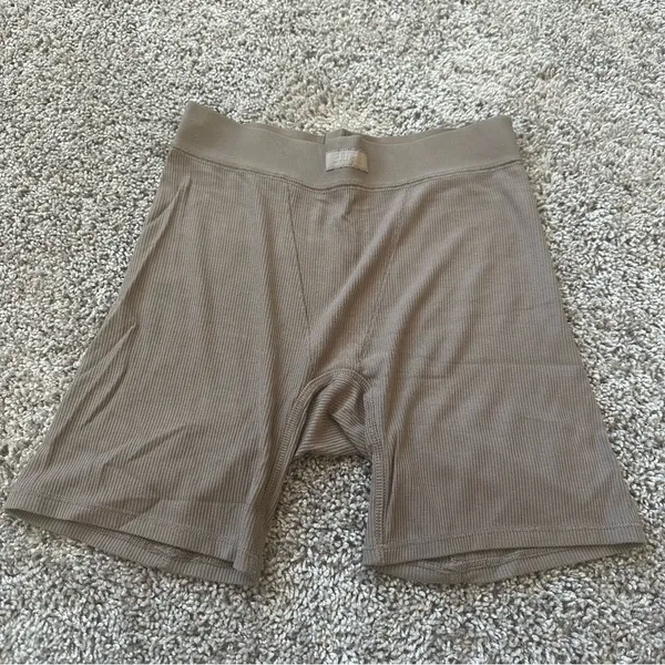 SKIMS Women's High Waist Tan Shorts - Image 2
