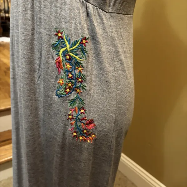 Chelsea & Theodore Maxi Dress M Gray Sleeveless‎ Embroidered Boho Floral - Image 4
