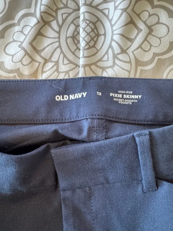 Old Navy Women's High-Rise Pixie Skinny Secret-Smooth Pocket Pants Size 12 - Image 2