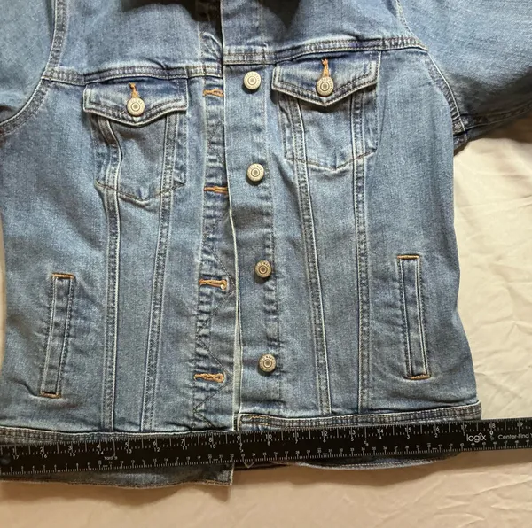 The Old Navy Blue Denim Trucker Jacket is a classic button-up long sleeve jacket in a traditional trucker style. Made from denim, manufactured in Bangladesh.Pit to pit: 18 in. Length: 20 in. Pre-owned with no visible wear. Buttons are all intact and the jacket lays flat with no distortion - Image 7