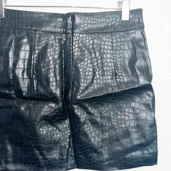 Forever 21 Black Snake Skin Faux Leather NEW Mini Skirt - Image 2