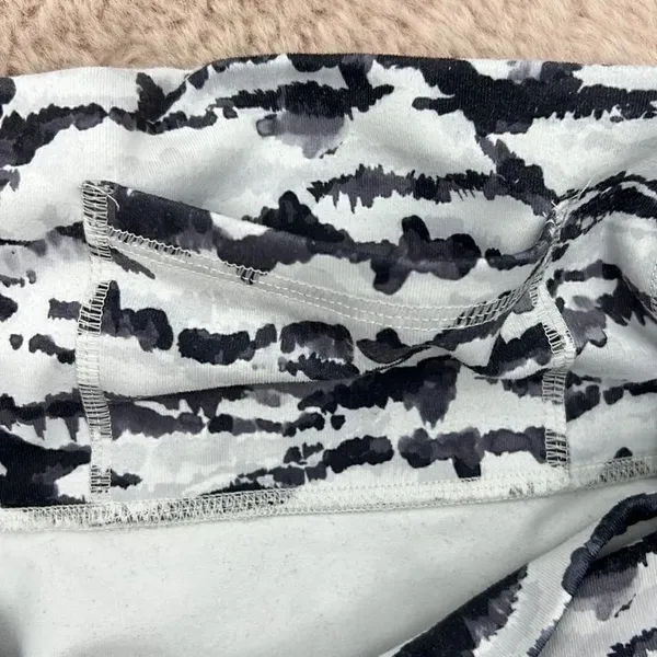 Fabletics small black and white abstract print 7/8 leggings - Image 6