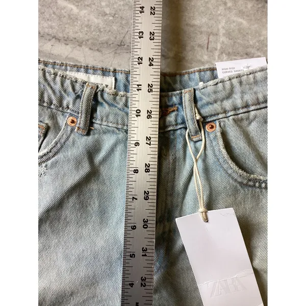 Zara High-Rise Curved Denim Shorts Light Wash Distressed Frayed Size 2 24 EU 34 - Image 3