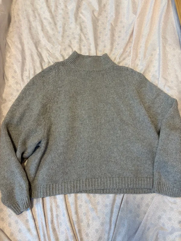 old navy gray sweater  - Image 4
