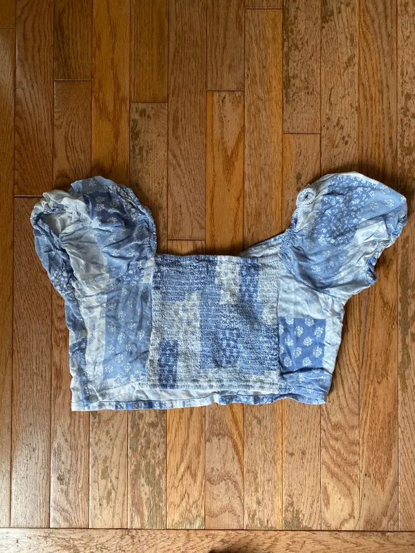 blue and white floral Hollister patchwork crop smocked top - Image 6