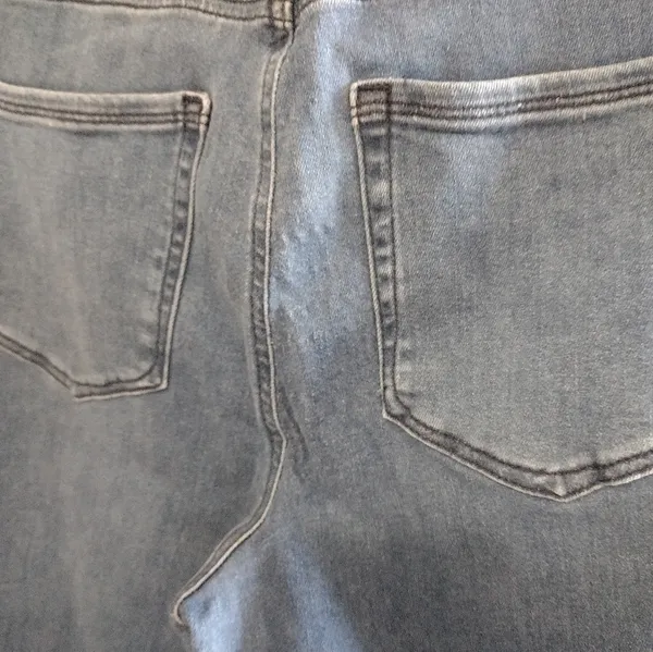 Good American Skinny Leg Distressed Jeans - Image 4
