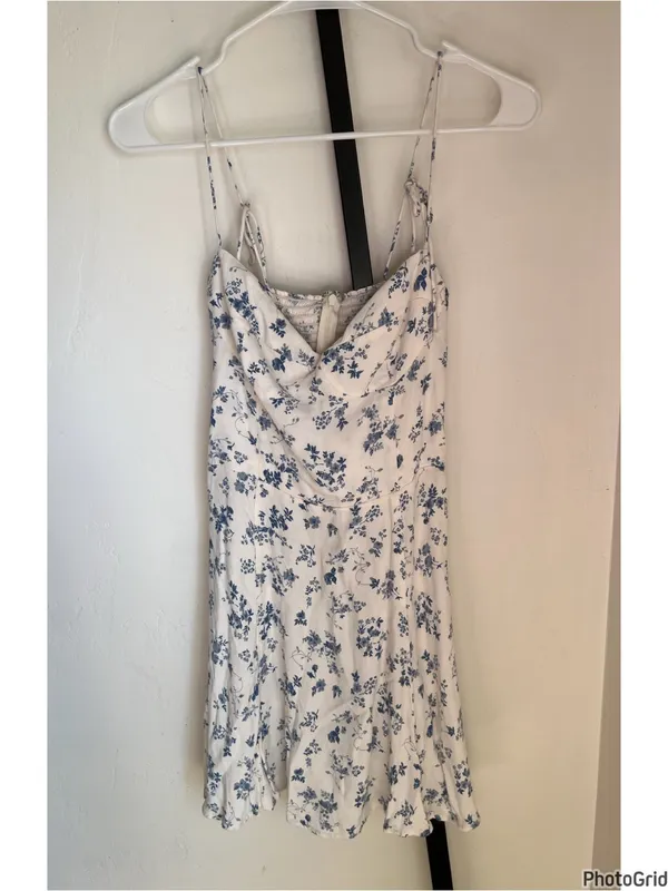 Reformation Saskia White Blue Floral Dress size 8 - fits like a small - Image 3