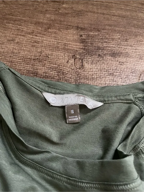 Athleta Olive Green T-Shirt Size Small - Image 3