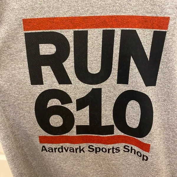ATANYA‎ Run 610 Aardvark Sports Shop T-Shirt Performance Material Unisex Medium - Image 2