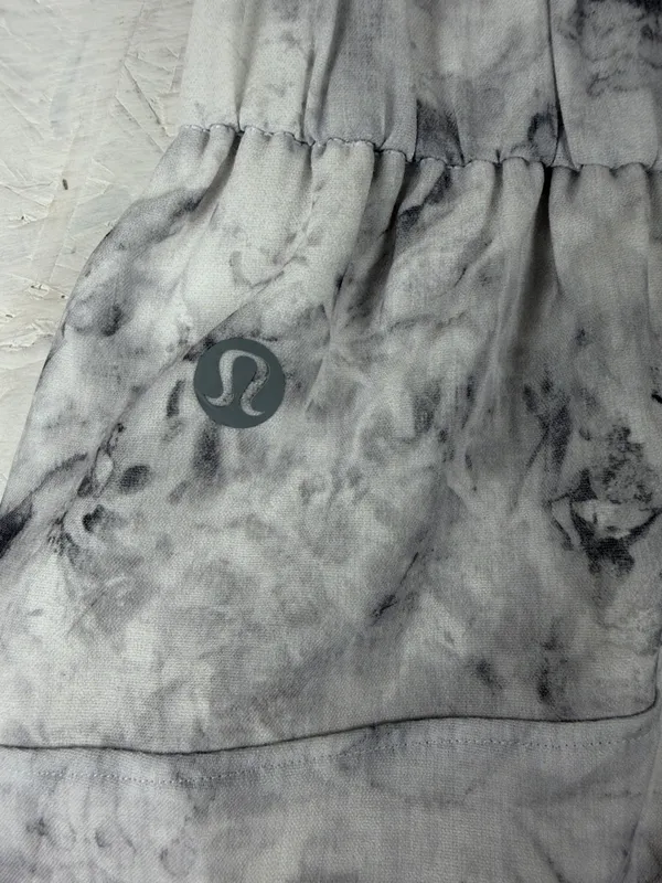 Lululemon Brisk‎ Stroll Skirt Gray White Marble Tie Dye Liner Shorts Womens 2 - Image 6