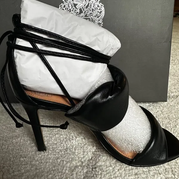 NIB Vince Camuto VC-Andrequa Black Leather Strappy Square Toe Heels - Image 3