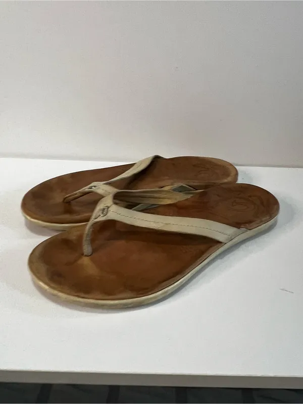 OluKai Honu Cream Leather Thong Sandals Slip On Hawaiian Comfort Shoes - Image 3
