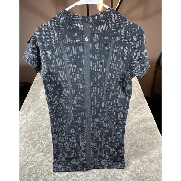 Lululemon Swiftly Tech Short Sleeve 2.0 Shirt Womens 6 Floral Print Fitted - Image 3