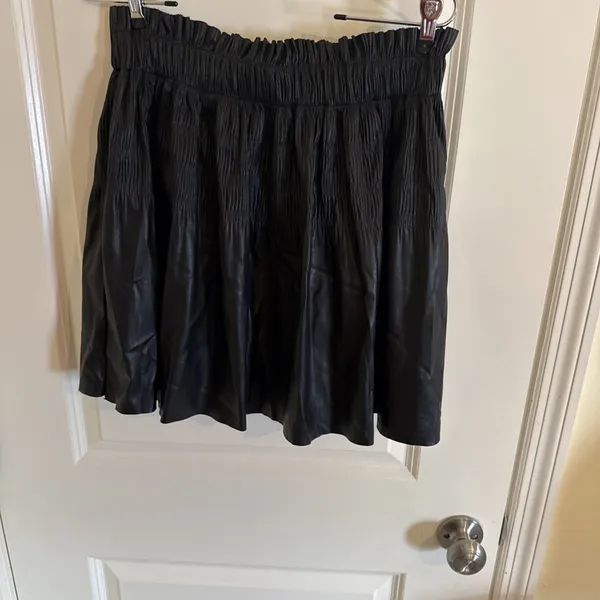 7 For All Mankind Black Faux Leather Pleated Aline High Waisted Skirt NWT Small - Image 3