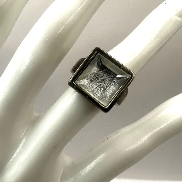 Silver tone clear square ring - Image 2