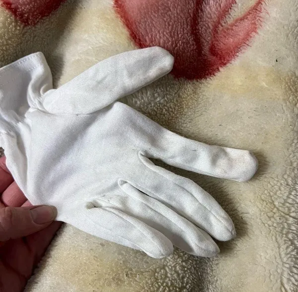 White cartoon vintage gloves - Image 3