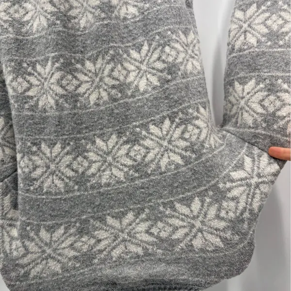 Cupcakes & Cashmere Super Soft Snowflake Sweater - Image 5