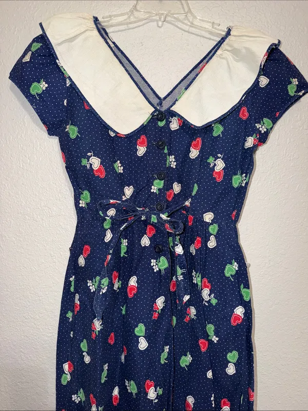 vintage 70s blue novelty print dress white V-shaped collar, buttons heart motifs - Image 5